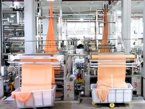 Consistent fabric dyeing process for high color fastness.